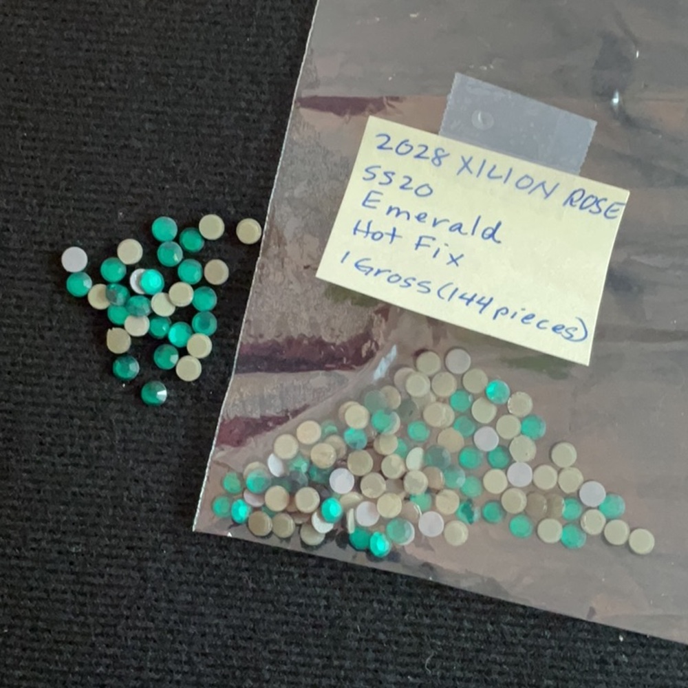 Swarovski • Color: Emerald, 2028 XILION Rose Hotfix Rhinestones